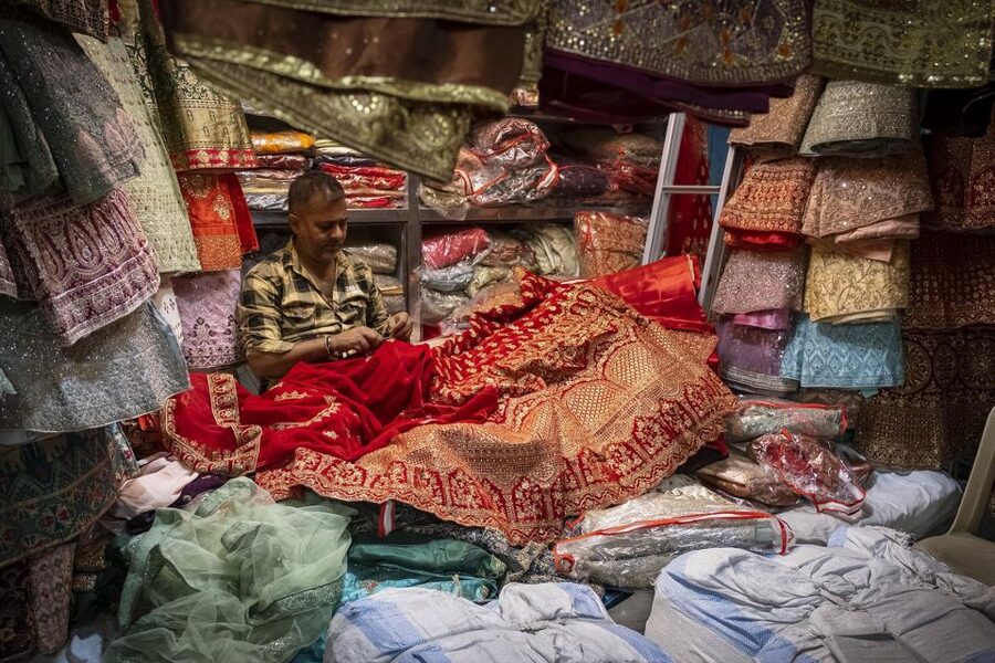 Mumbai: Local Markets & Temples Tour - Zaveri Bazaar and the old market lanes