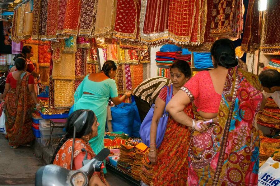 Mumbai: Local Markets & Temples Tour - What the guides add to the experience