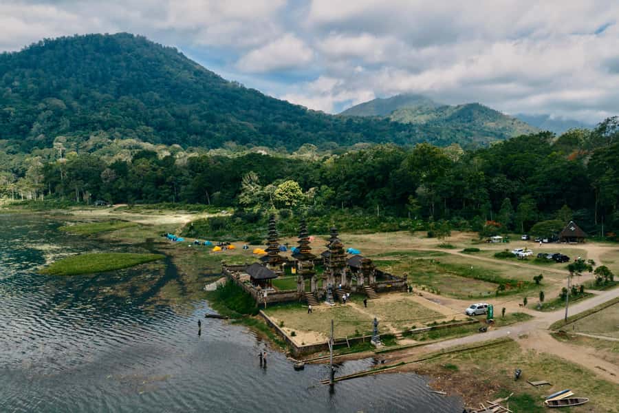 Munduk: Twin Lake Jungle Hike, Ulun Danu Temple, & Waterfall - Crossing Tamblingan Lake by traditional canoe
