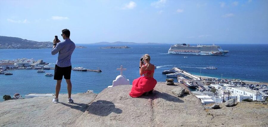 Mykonos: Highlights Tour with Panagia Tourliani Monastery - Guides, drivers, and the small-group advantage