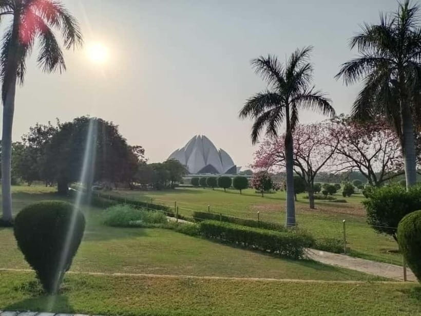 New Delhi: Lotus Temple Private Tour with Skip-the-Line - Walking through the gardens before the temple
