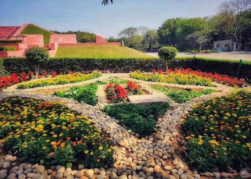 New Delhi: Lotus Temple Private Tour with Skip-the-Line - Meeting your guide at the Lotus Temple gate