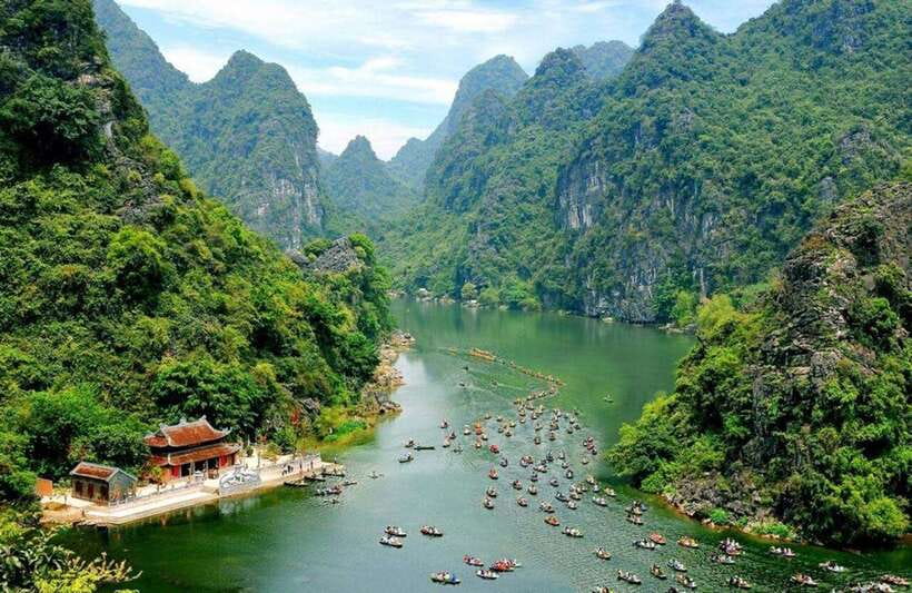 Ninh Binh : Bai Dinh Pagoda, Trang An, and Mua Cave Tour - Bai Dinh Pagoda and its enormous stone gallery