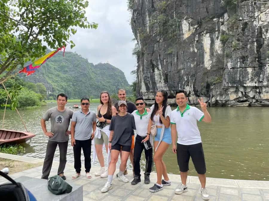 Ninh Binh Jeep Adventure: Temples, Lotus, Fishing & Cooking - Bich Dong Pagoda and the climb into the mountain