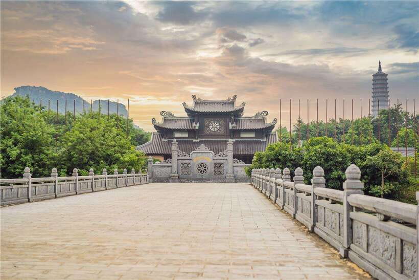 Ninh Binh : Mua Cave, Bai Dinh Pagoda, and Trang An Day Tour - A local lunch in the countryside