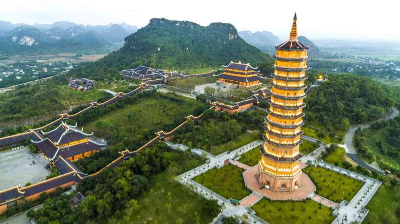 Ninh Binh : Mua Cave, Bai Dinh Pagoda, and Trang An Day Tour - Mua Cave and the climb up Ngoa Long Mountain