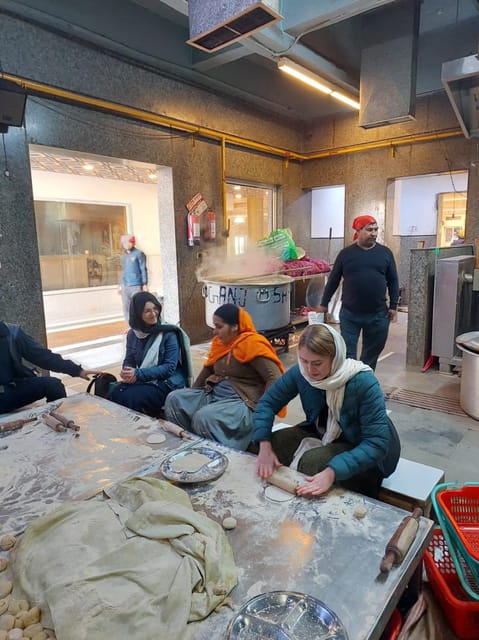 Old Delhi Temples and Spice Market Tour - Sis Ganj Guru Dwara and the free kitchen