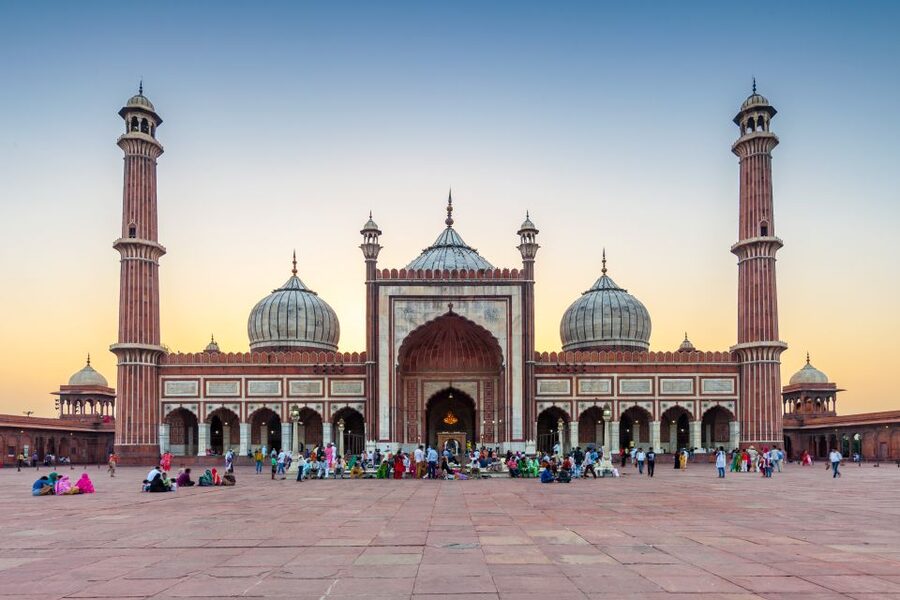 Old Delhi Temples and Spiritual Sites Private 6-Hour Tour - Gurudwara Bangla Sahib and the meaning of langar