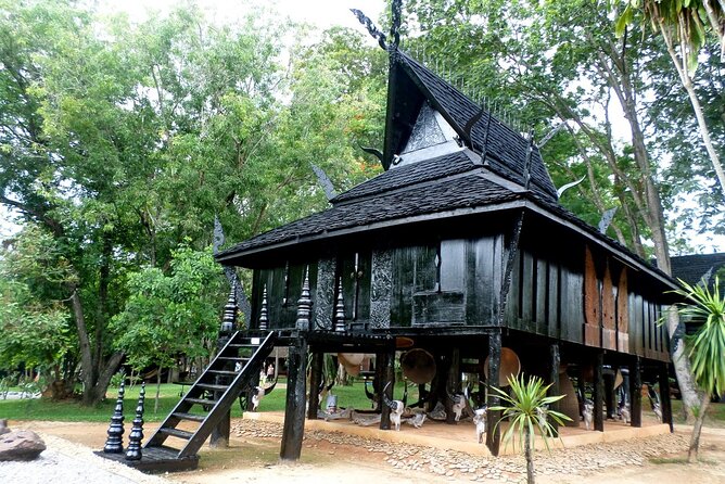 One Day Tour Chiang Rai(White Temple , Blue Temple, Black House) Private Tour - Lunch, water, and the small comforts