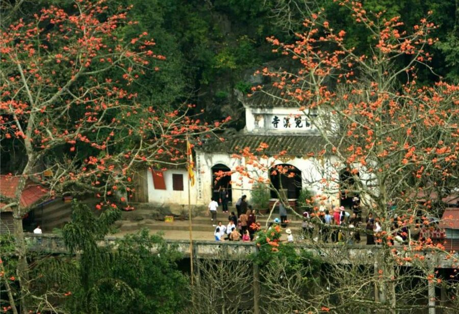 Perfume Pagoda Full-day trip From Hanoi - Cruising Yen Stream toward the pagodas