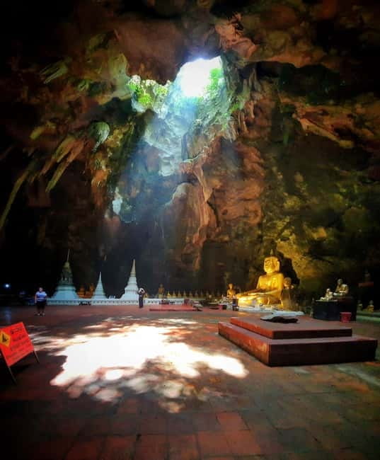 Petchaburi Temples & Royal Palace - small Join Group Tour - Guide quality and what the small group changes