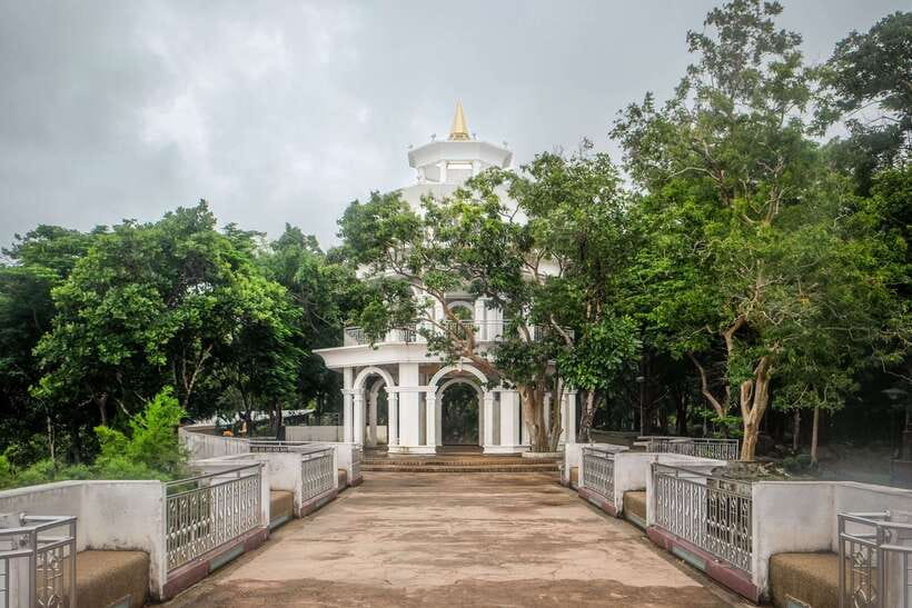 Phuket: Wat Chalong, Viewpoint, and Old Town Guided Tour - Saeng Tham Shrine and a quieter final cultural stop