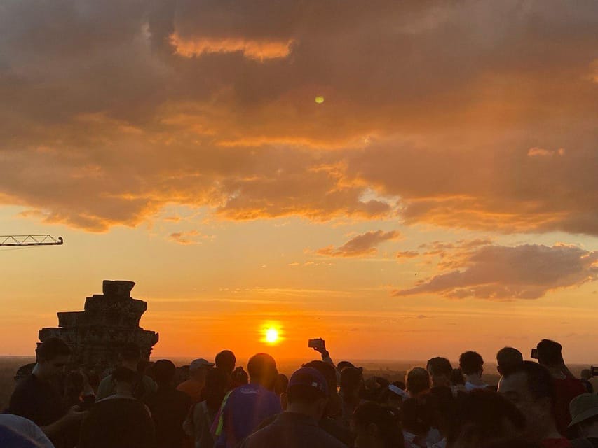 Private Angkor Wat Sunset Tour with Lunch and Snack Included - Lunch near the temples and a useful pause