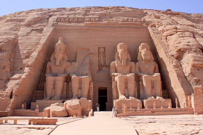 Private Day Trip to Abu Simbel Temple with Guide from Luxor - Arriving at the Abu Simbel Temple Complex