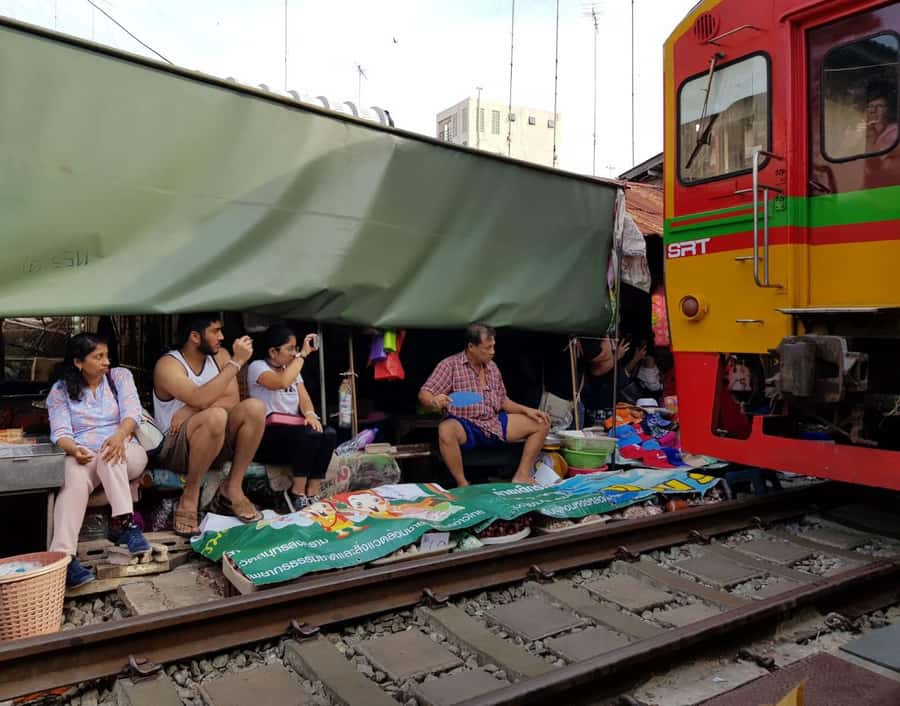 Private Floating & Train Market + DRAGON Temple + Thai Cafe - Damnoen Saduak by private rowing boat