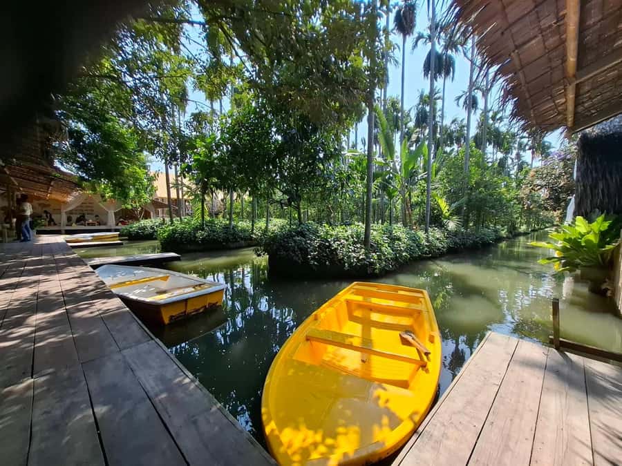 Private Floating & Train Market + DRAGON Temple + Thai Cafe - Who should choose this day trip?