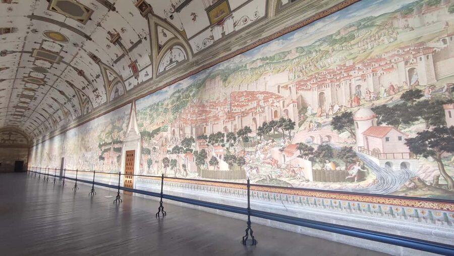 Private tour: San Lorenzo de El Escorial Monastery - Meeting Isabella Trébede at the Spanish flag entrance
