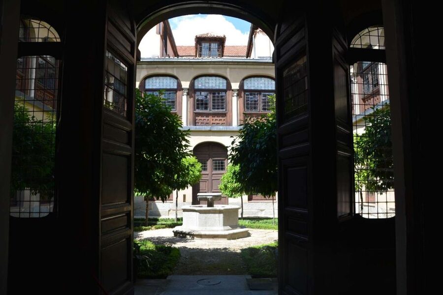 Royal Monastery of the Barefoot nuns: Guided Tour + Tickets - The sober facade and the surprise inside