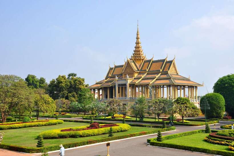 Royal Palace, National Museum & Wat Phnom with Private tour - Wat Phnom and the 27-Meter Temple Hill