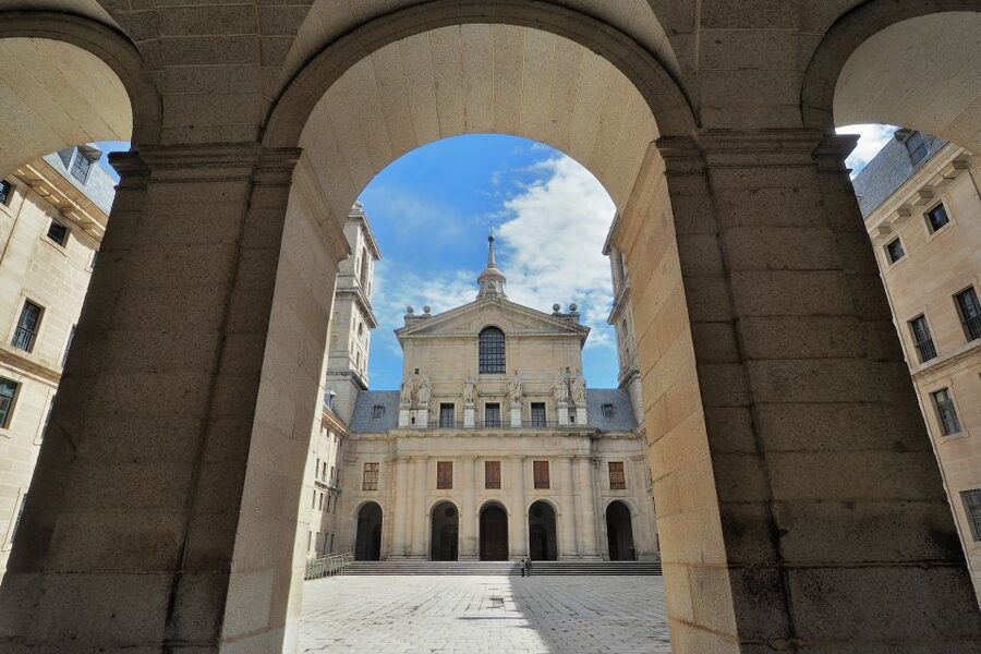 San Lorenzo de El Escorial: Monastery and Site Guided Tour - Language, accessibility, and who should book