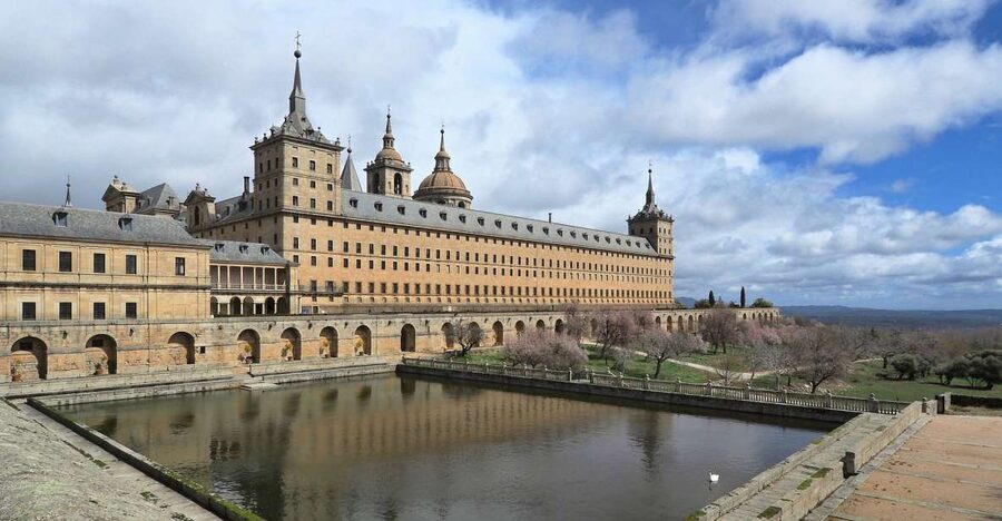 San Lorenzo de El Escorial: Monastery and Site Guided Tour - Meeting the guide at the monastery entrance