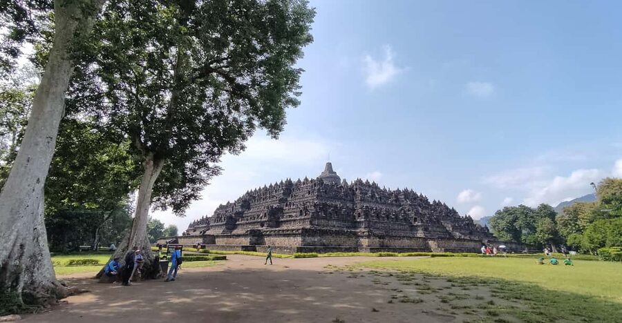 SEMARANG SHORE TOURS: BOROBUDUR TEMPLE EXCURSIONS - Entering Borobudur and Handling the Admission Process