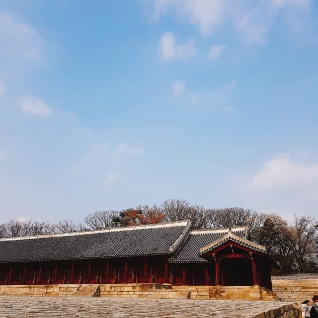 Seoul: UNESCO Sites tour: Palace, Shrine & Bukchon Village - The ginseng stop adds context, and a change of pace