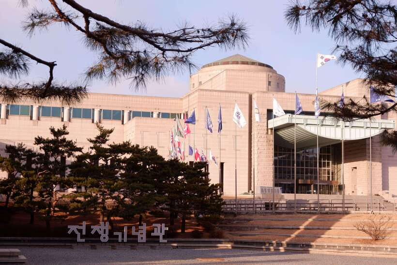 Seoul: War Memorial, Jogyesa Temple & Tapgol Park Tour - Jogyesa Temple offers a quieter change of pace