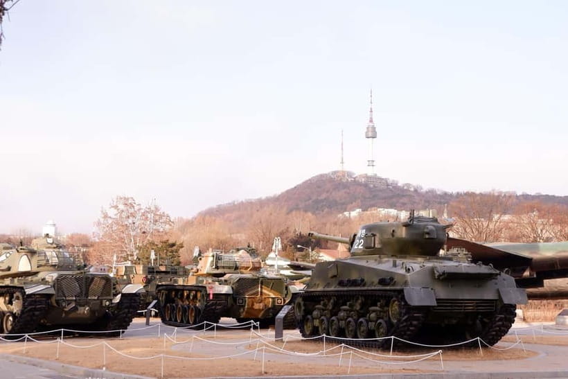 Seoul: War Memorial, Jogyesa Temple & Tapgol Park Tour - What the guides add to the experience