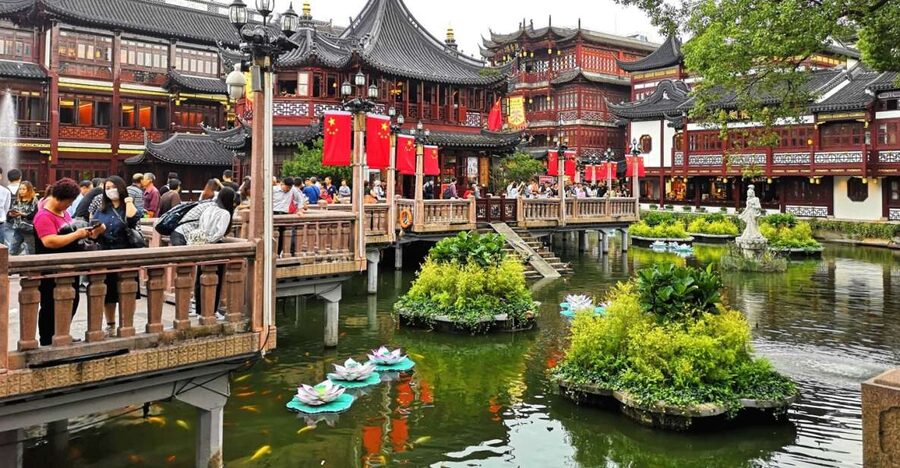 Shanghai: Yu Garden and City God Temple Walking Tour - Walking through the old city beyond the postcard view