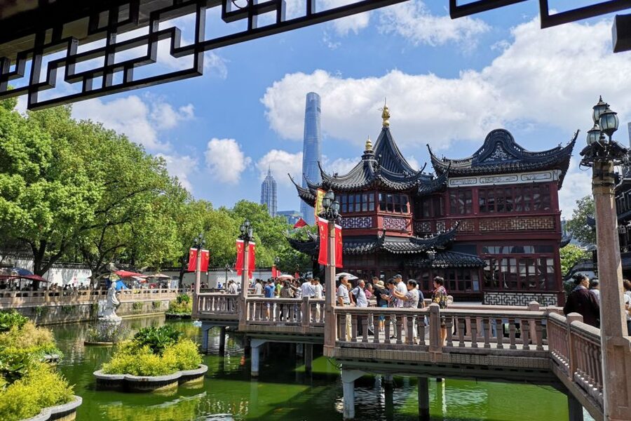 Shanghai: Yu Garden and City God Temple Walking Tour - Entering Yu Garden, Shanghai’s private garden classic