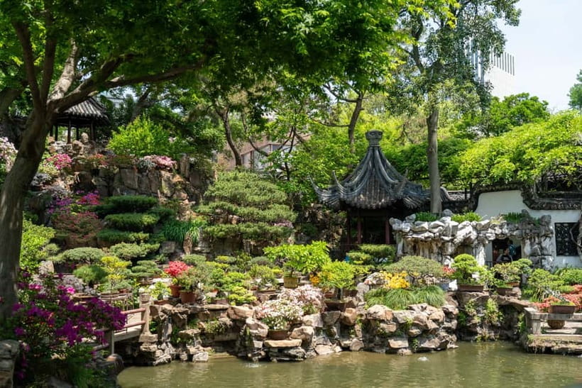 Shanghai: Yuyuan, City God Temple Old City Tour-Tip Based - Yuyuan Garden Smallware and local craftsmanship