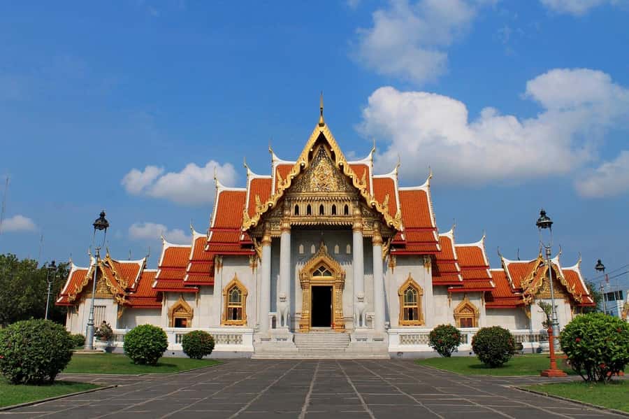 Shared Tour: Wat Pho, Wat Traimit and Wat Benchamabophit - A fifteen-minute pause at Pak Khlong Talat