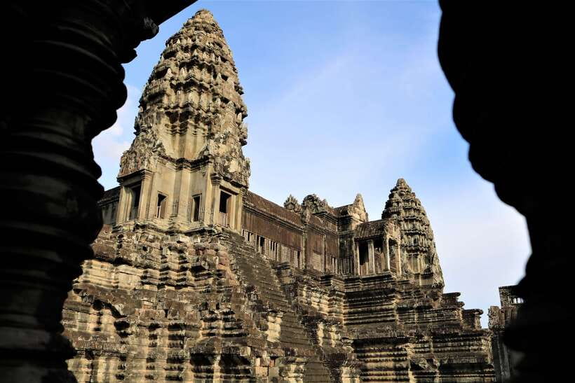 Siem Reap: 2-Day Temple Highlights Sunrise and Sunset Option - Angkor Thom and the many faces of Bayon