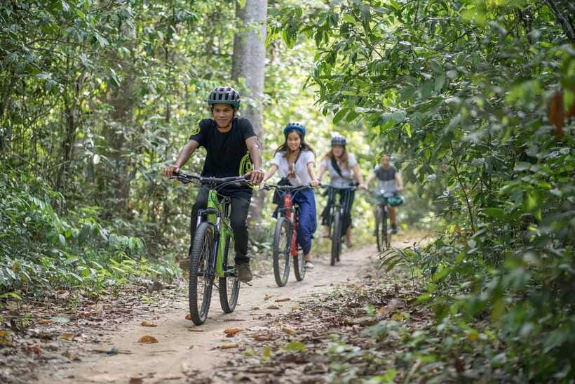 Siem Reap: Angkor Temples Off-Track Bicycle Tour - Lunch at a local restaurant in the jungle