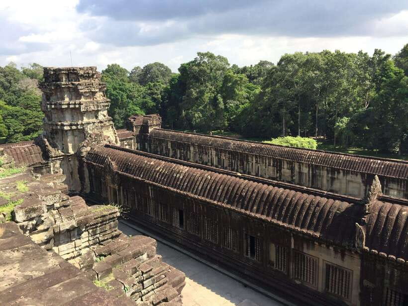 Siem Reap: Angkor Wat Half-Day Trip with Local Guide - What the guide adds to the stone