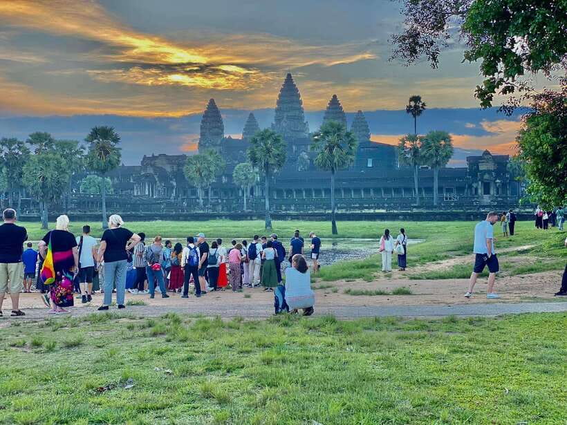 Siem Reap: Angkor Wat: Small-Group Sunrise or Sunset Tour - Key points at a glance