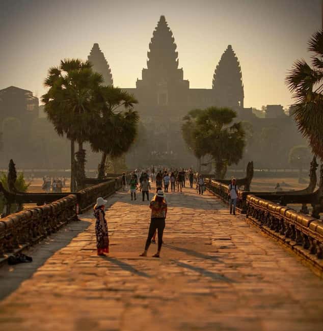 Siem Reap: Angkor Wat Small Group Tour with Spanish Guide - Key points to know before booking