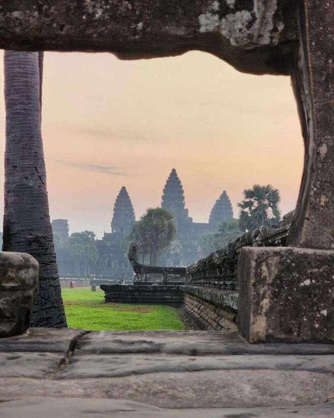 Siem Reap: Angkor Wat Small Group Tour with Spanish Guide - Clothing, heat, and practical comfort