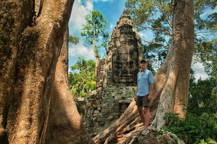 Siem Reap: Angkor Wat Sunrise or Sunset Guided Tour - What the minibus, water, and cold towels add