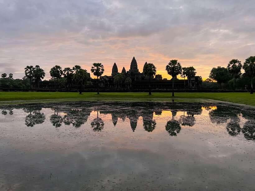 Siem Reap: Angkor Wat Sunrise Tour via Tuk Tuk & Breakfast - Ta Prohm and Ta Nei under the trees