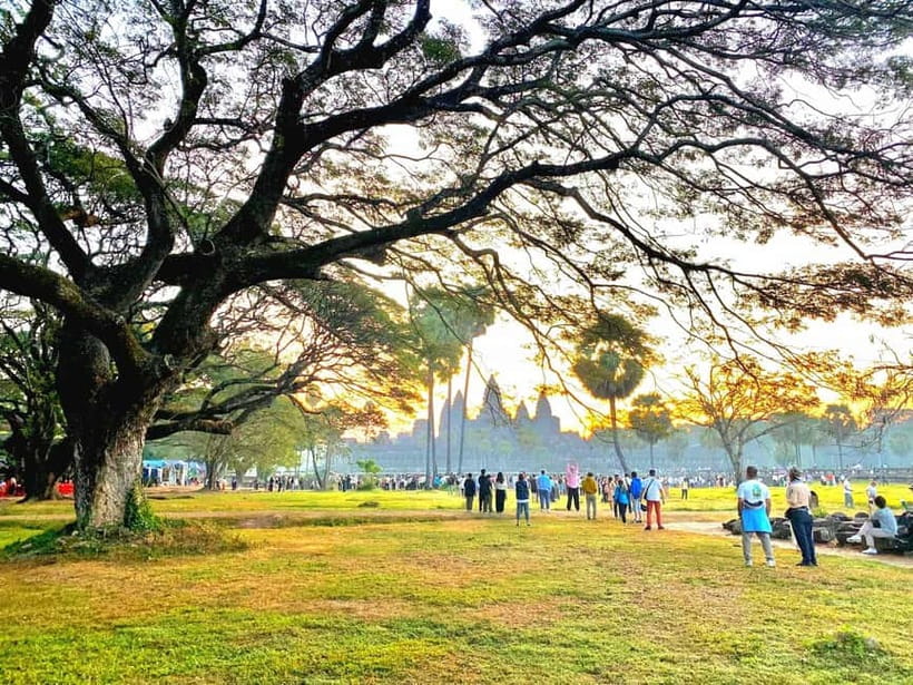 Siem Reap: Angkor Wat Sunrise Tour With Small Group - Sunrise at Angkor Wat after a dark start