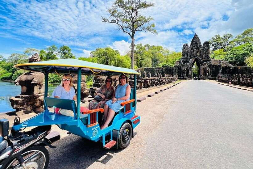 Siem Reap: Angkor Wat Tour Explore The Most Iconic Temples - Angkor Wat’s galleries and central sanctuary