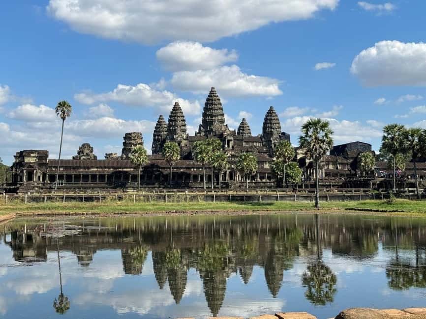 Siem Reap: Angkor Wat Tour with French-Speaking Guide - Angkor Thom begins with stone faces