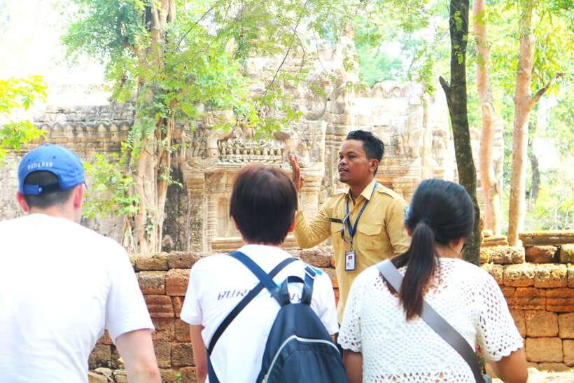 Siem Reap: Angkor Wat with German or English Guided Tour - How to prepare for the heat and walking