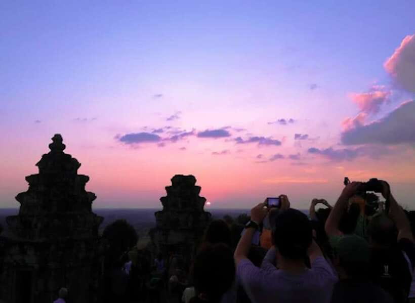 Siem Reap: Full-Day Angkor Wat Guided Tour with Sunset - The guides are the heart of the experience
