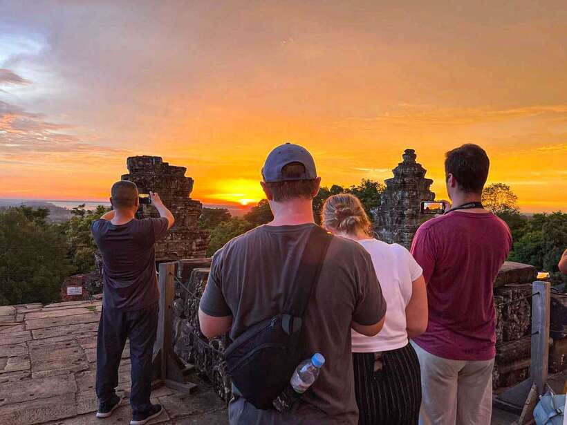 Siem Reap: Full Day Angkor Wat Temple Experience with Sunset - Two hours at Angkor Wat