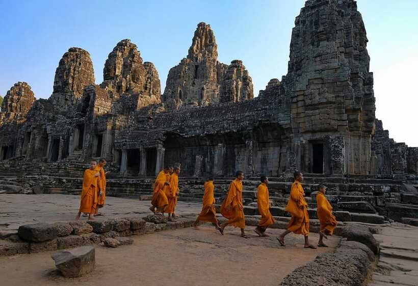 SiemReap: Private Angkor Wat Tour in English or German guide - What the guide adds
