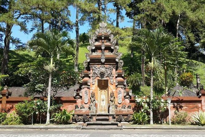 Skip the Line Tirta Empul Temple Entrance Ticket All Inclusive - Sarongs, offerings, and what the price covers