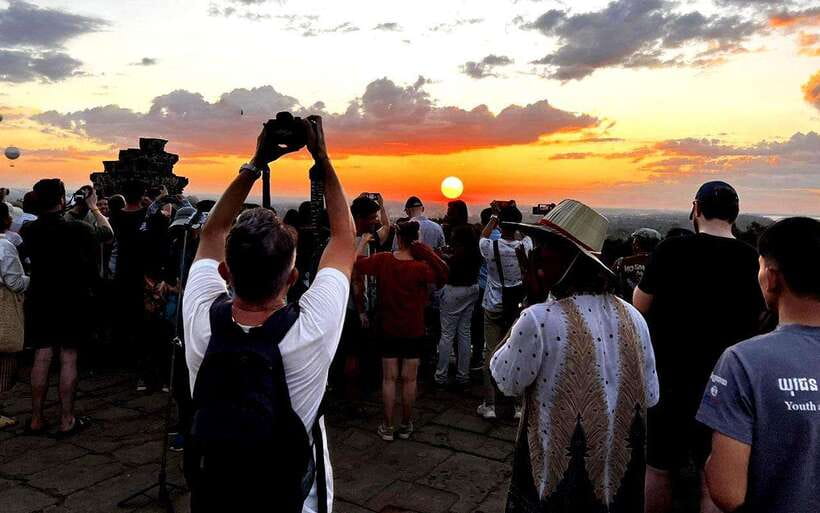 Small-Group Full Day Angkor wat Guide tour with Sun set - Angkor Wat: two hours with the monument that defines Cambodia